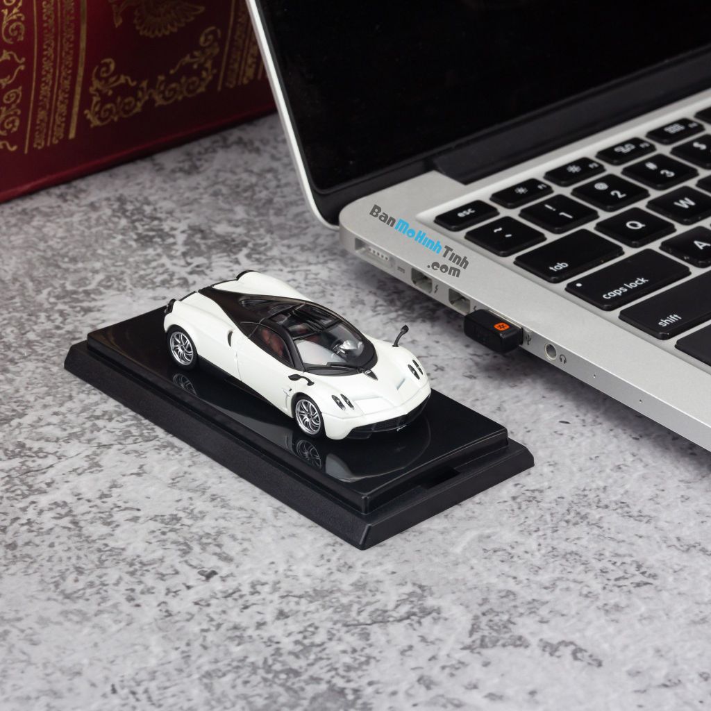 Mô hình siêu xe Pagani Huayra 1:64 Dealer White (4)