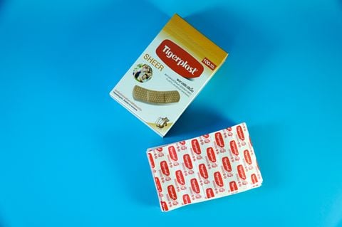  Băng cá nhân màu da Tigerplast Sheer vết thương rách trầy nhỏ - Hộp 100 cái 