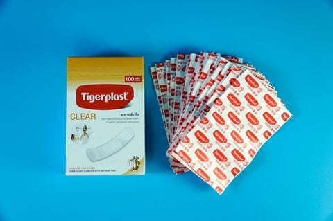  Băng cá nhân trong suốt Tigerplast CLEAR vết thương nhỏ - Hộp 100 cái 