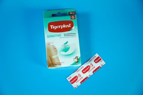  Băng cá nhân co giãn Tigerplast Sensitive siêu dính - Hộp 10 cái 19x72mm 