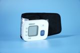  Máy đo huyết áp Omron HEM-6161 cổ tay điện tử dễ dàng sử dụng 