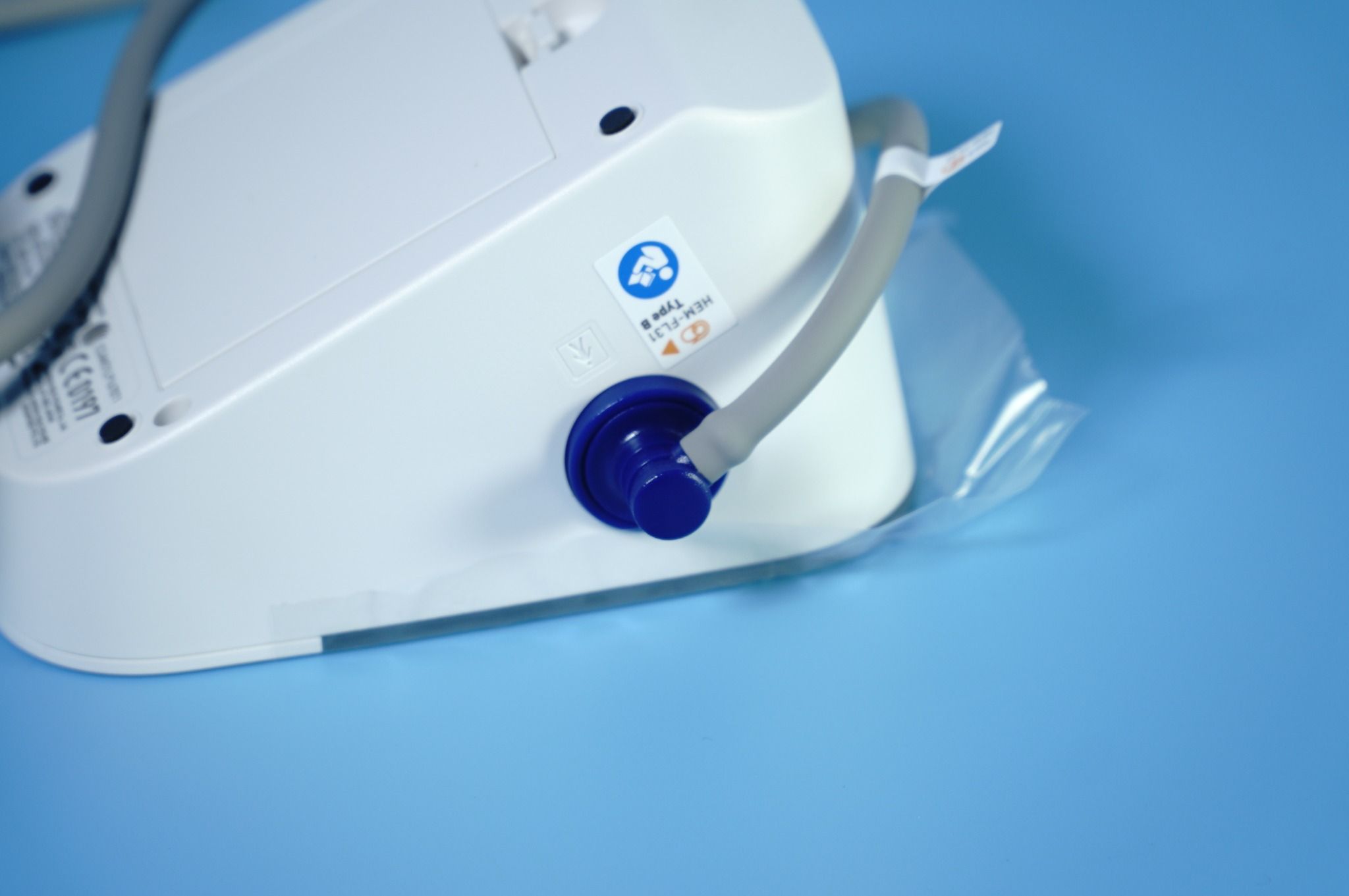  Máy đo huyết áp bắp tay Omron HEM-7156T kết nối Bluetooth thông minh 