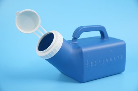  Bô tiểu Nam cầm tay, dụng cụ tiểu nam có nắp miệng tròn nhựa PP - 1000ml 
