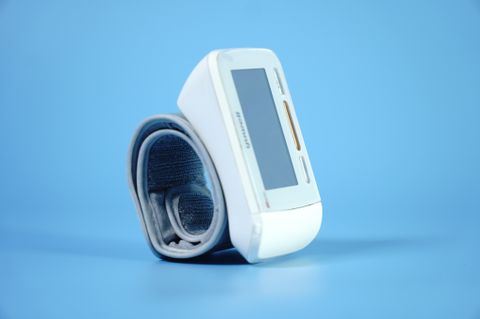  Máy đo huyết áp Yuwell YE8600A cổ tay tự động dễ sử dụng, kết quả chính xác 