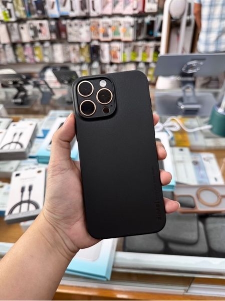  Ốp 16 Pro Memumi Lụa (Đen) 