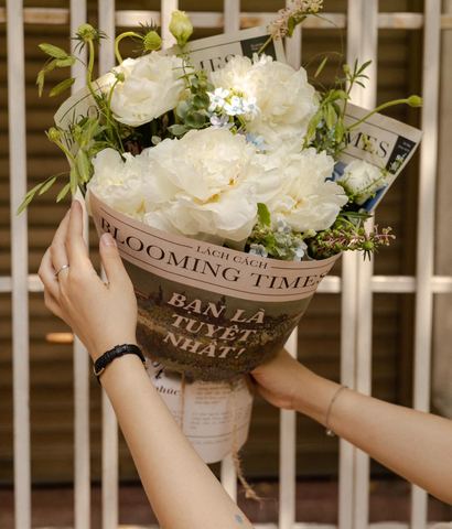 Bó blooming times mix 5 bông peony trắng