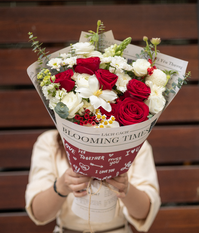 Bó Blooming Times tone đỏ mix tulip