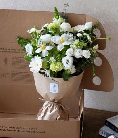 Box thảnh thơi tone trắng xanh mix tulip