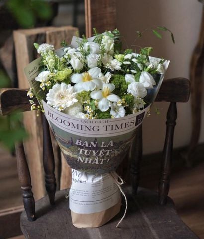 Bó Blooming times tone trắng xanh mix tulip
