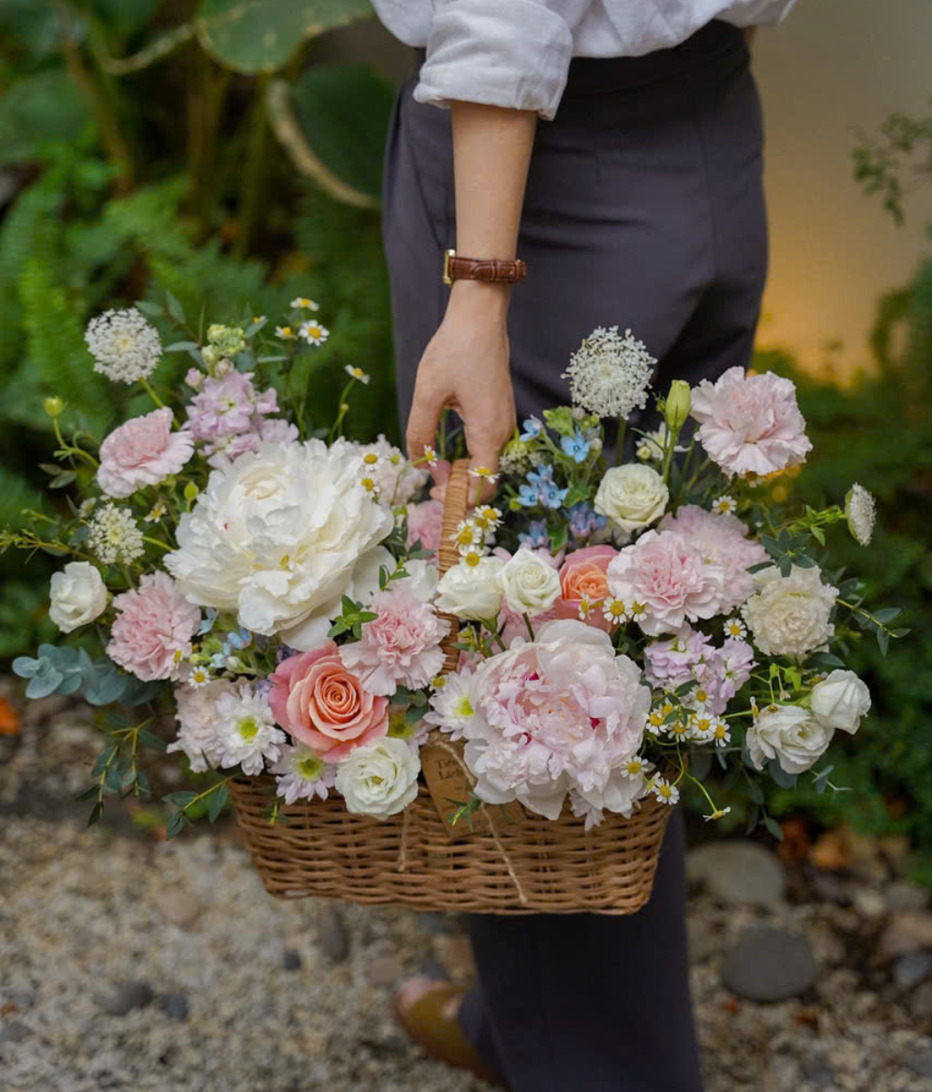 Giỏ hoa peony trắng mix