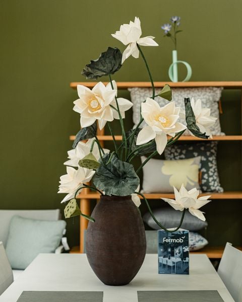  LOTUS bouquet with vase 