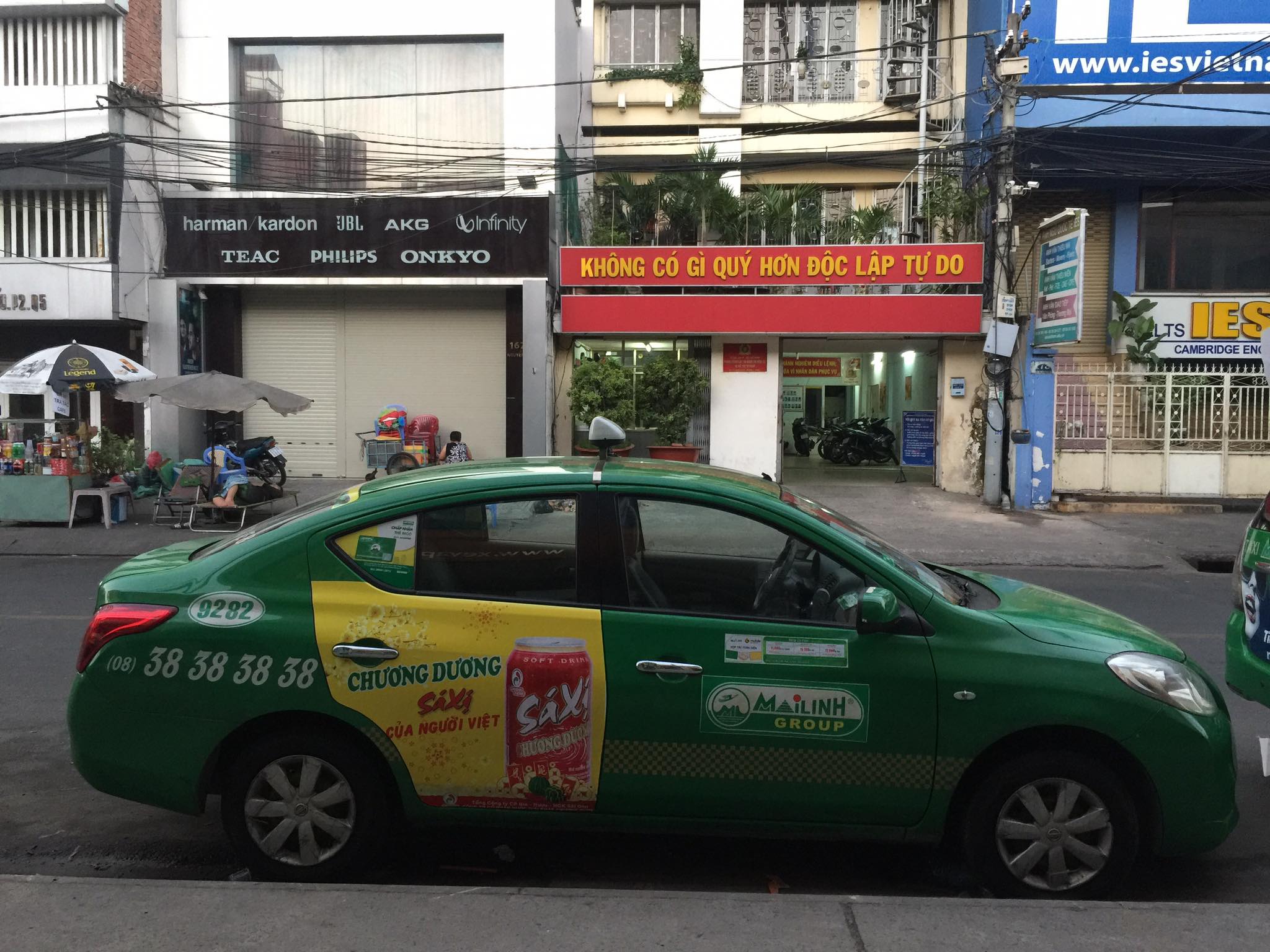 quang cao sa xi tren taxi