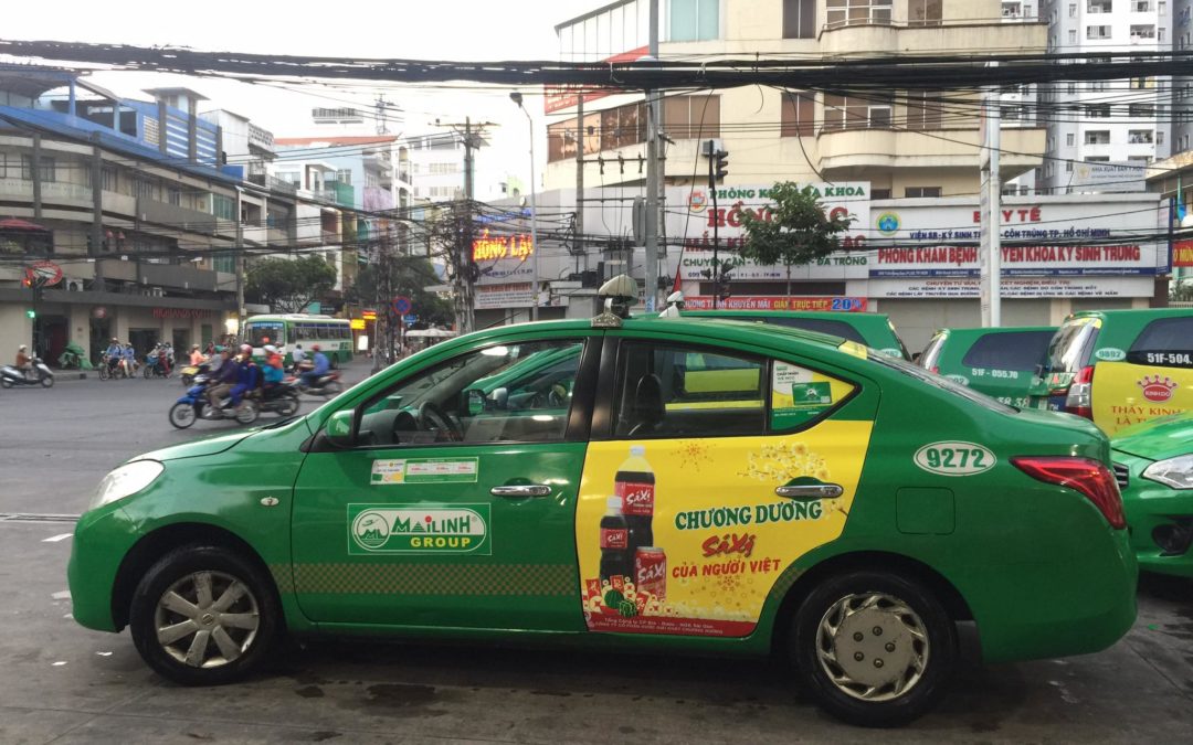 quang cao sa xi tren taxi