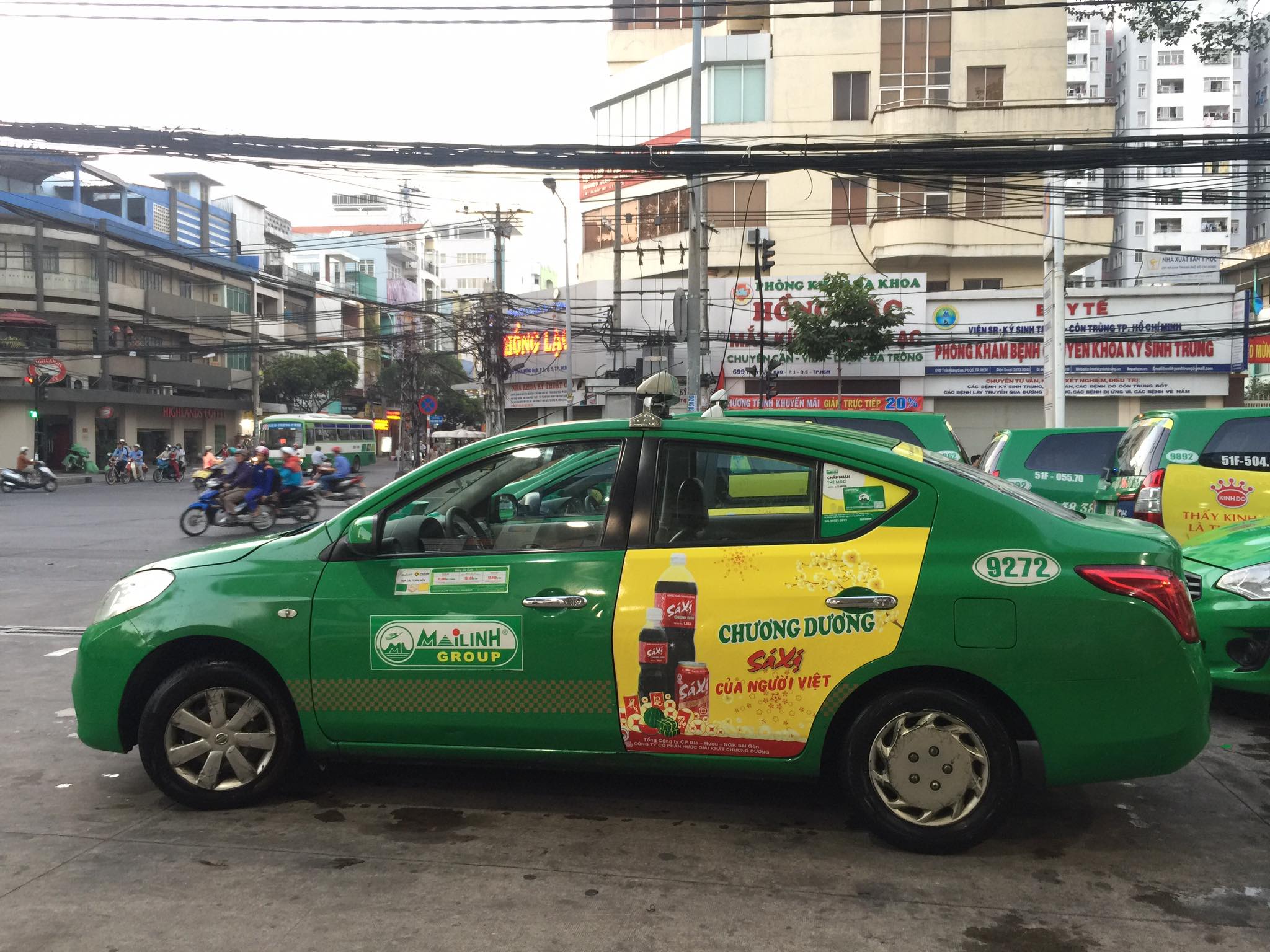 quang cao sa xi tren taxi