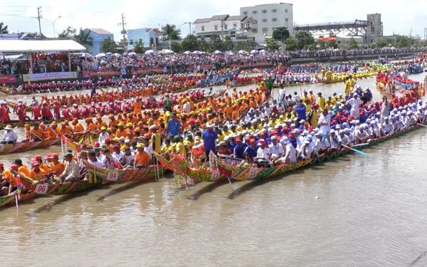 Lễ Hội Oóc Om Póc – Đua Ghe NgoLễ Hội Oóc Om Póc – Đua Ghe Ngo