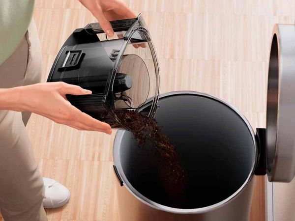 Máy hút bụi có dây Bosch BGS21WPOW - Series 4 2000W