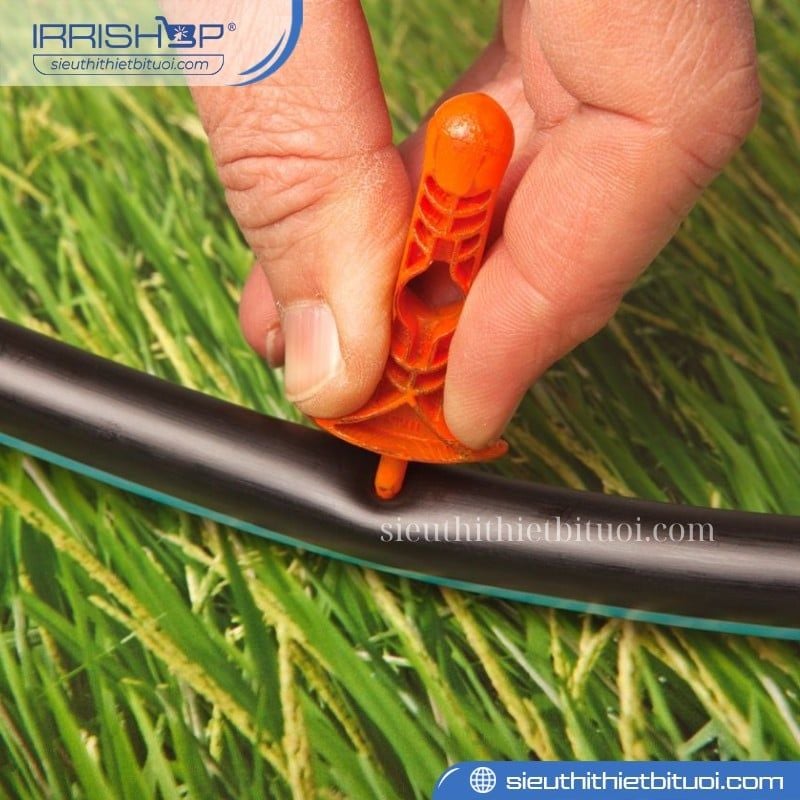 Đục lỗ ống PE TECO đang bấm lỗ trên ống PE 16mm để gắn phụ kiện tưới