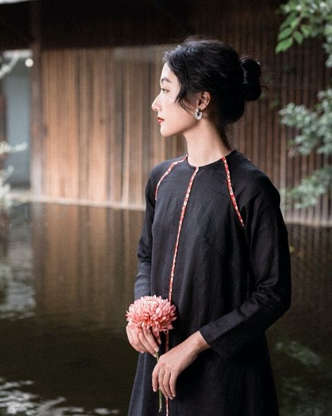  Áo dài Maki màu đen phối viền hoa (quần đỏ hồng) 