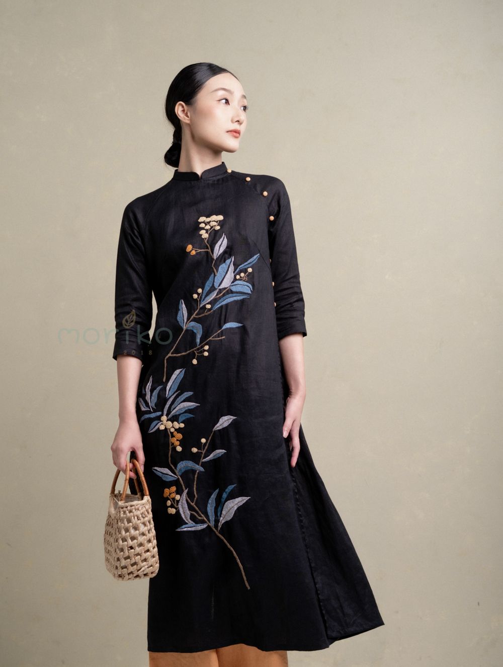  Áo Dài Linen Có Cổ Thêu Nhành Cây Khô 