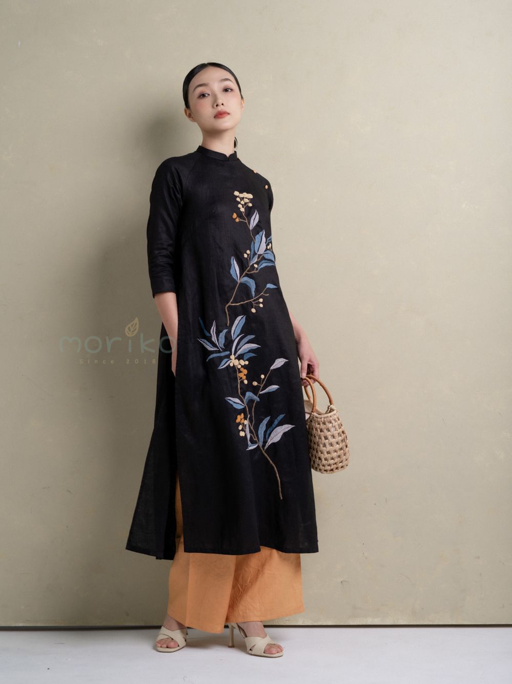  Áo Dài Linen Có Cổ Thêu Nhành Cây Khô 