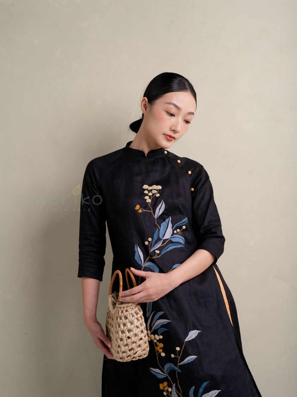  Áo Dài Linen Có Cổ Thêu Nhành Cây Khô 