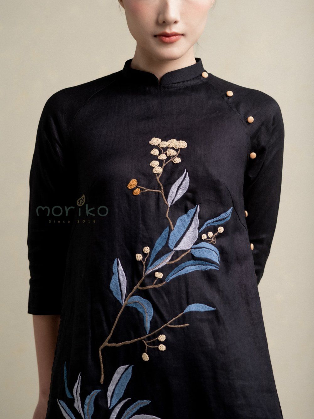  Áo Dài Linen Có Cổ Thêu Nhành Cây Khô 