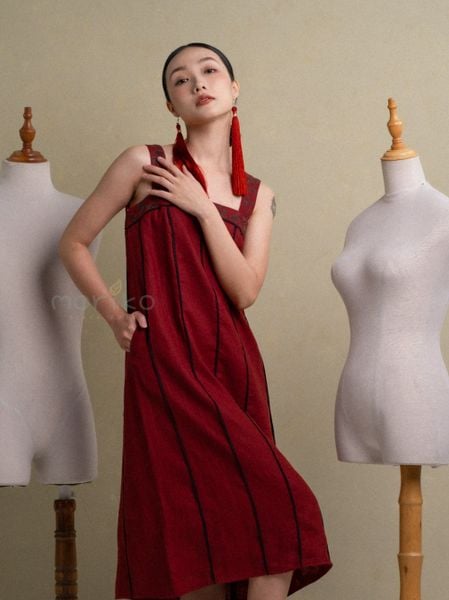  Đầm suông hai dây viền đen. 