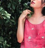  Đầm dây thêu hoa hồng 