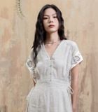  Đầm cổ V, ghép vải tay cánh dơi thêu hoa 