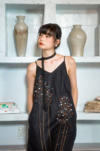  Đầm hai dây thêu cỏ lau sắc màu. 