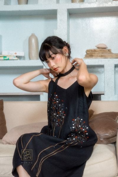  Đầm hai dây thêu cỏ lau sắc màu. 