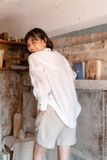  Áo sơ mi oversize thêu hoạ tiết theo chủ đề 