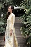  Áo Dài Tơ Tằm Thêu Hoa Phù Dung và Tigôn 