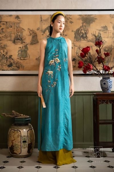  Áo dài KHUÊ (Áo dài cổ yếm tơ tằm thêu hoa trà trắng) 