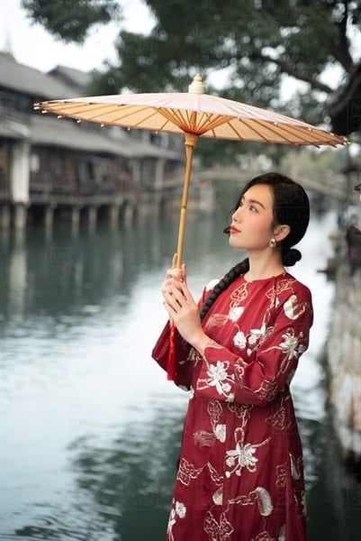  Áo dài tơ đỏ thêu lược 