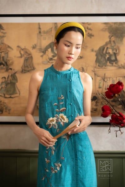  Áo dài KHUÊ (Áo dài cổ yếm tơ tằm thêu hoa trà trắng) 