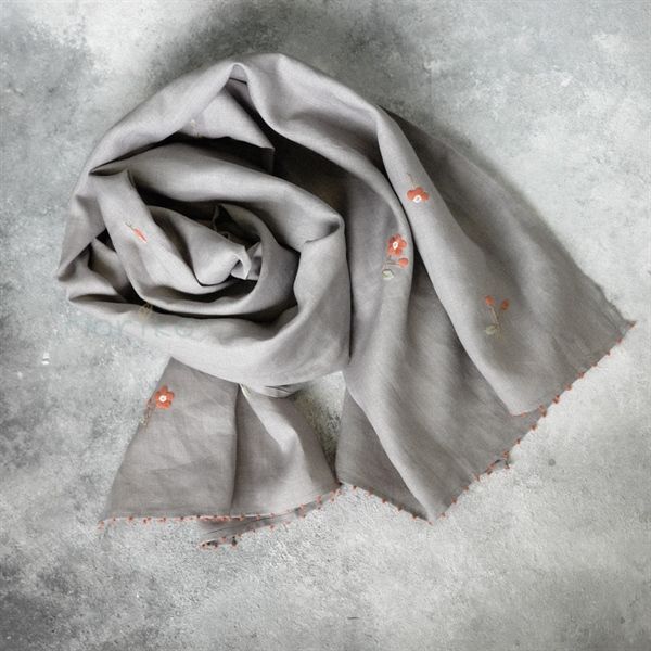  Khăn linen xám thêu hoa rơi và thêu sa hạt viền 