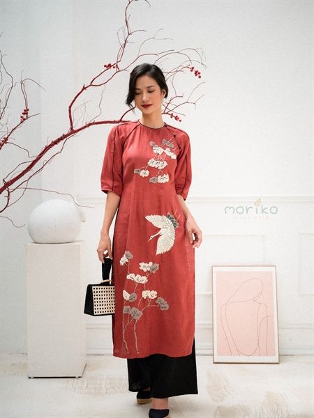  Áo dài cổ tròn viền đen thêu chim hạc, quần đen 