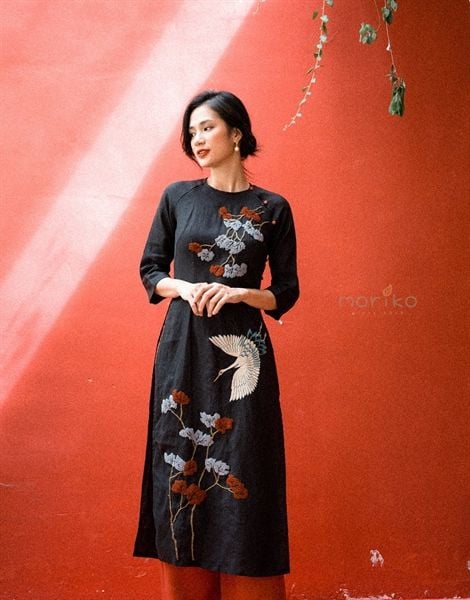  Áo dài đen thêu chim hạc - cây tùng, quần đỏ 