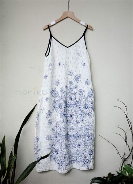  Đầm hai dây nút lưng xô cotton (muslin) hoa xanh 