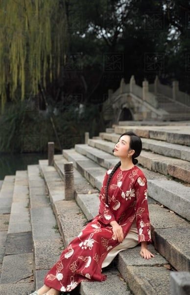  Áo dài tơ đỏ thêu lược 