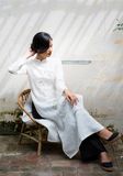  Áo Dài Linen Trắng Có Cổ Thêu Hoa Cúc 