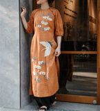  Áo dài cổ tròn viền đen thêu chim hạc, quần đen 