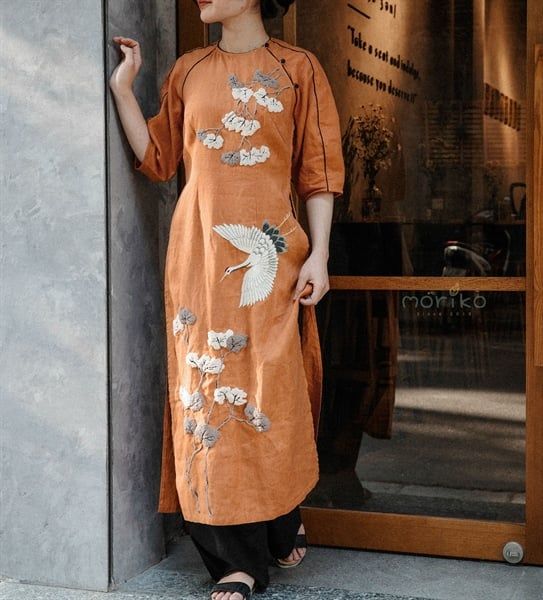  Áo dài cổ tròn viền đen thêu chim hạc, quần đen 