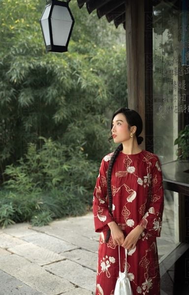  Áo dài tơ đỏ thêu lược 