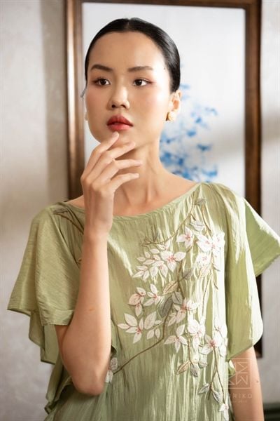 Đầm tơ tằm thêu hoa giấy 