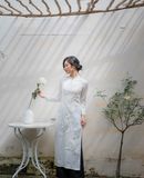  Áo Dài Linen Trắng Có Cổ Thêu Hoa Cúc 