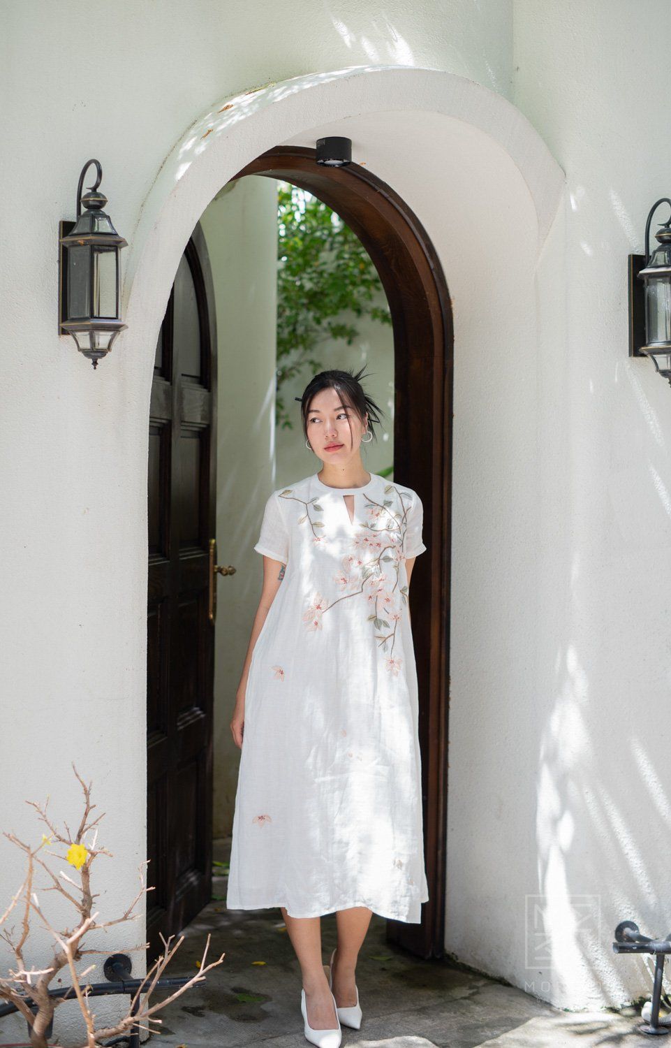  Shi Dress trắng thêu hoa giấy 