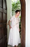  Shi Dress trắng thêu hoa giấy 