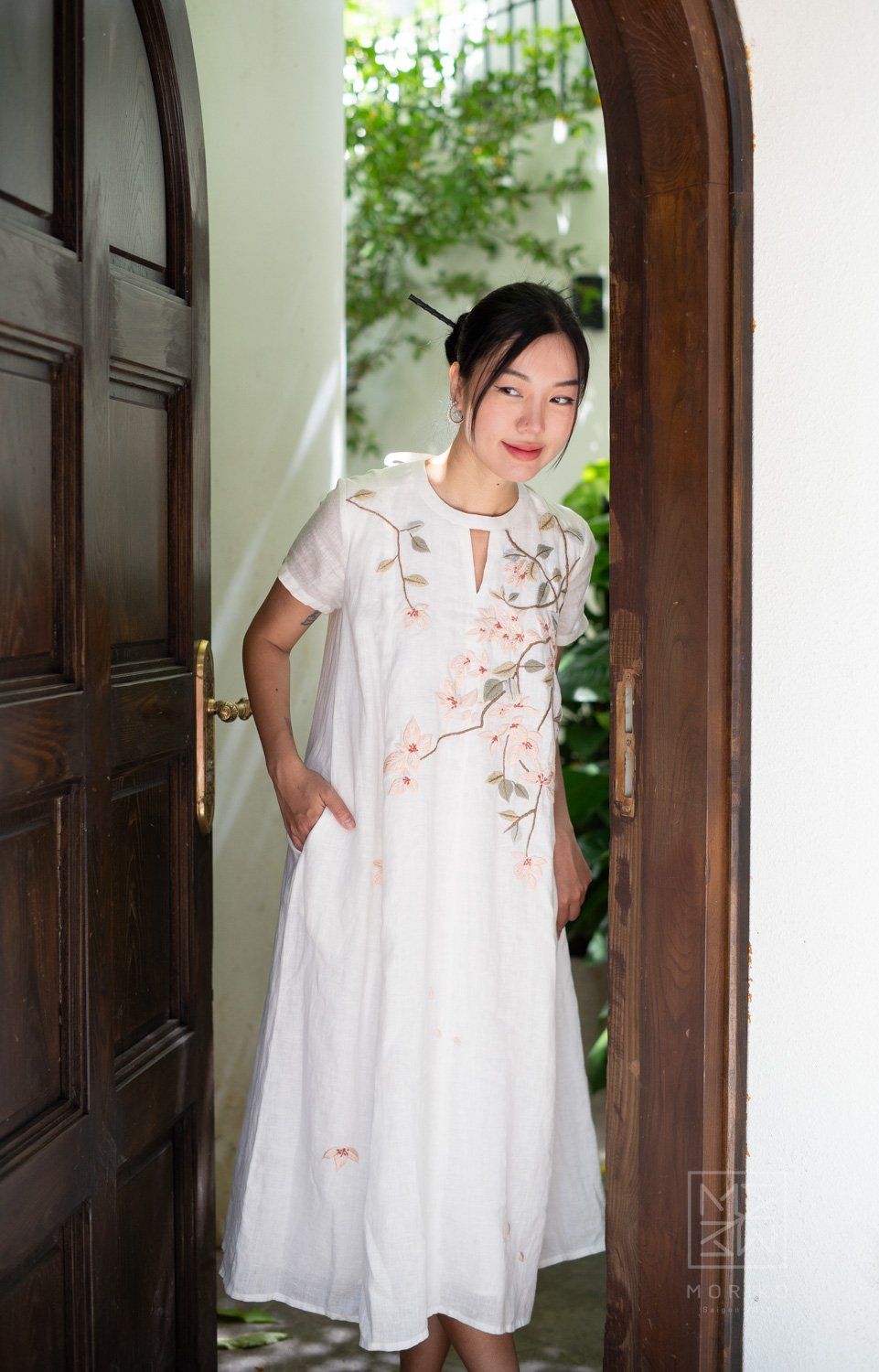  Shi Dress trắng thêu hoa giấy 